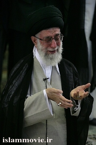 عکس اشک ریختن امام خامنه ای در قنوت نماز عید فطر